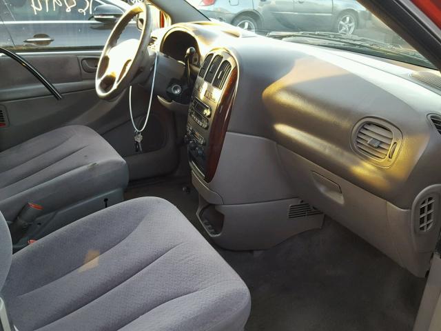 2C8GP74L61R295425 - 2001 CHRYSLER TOWN & COU RED photo 5