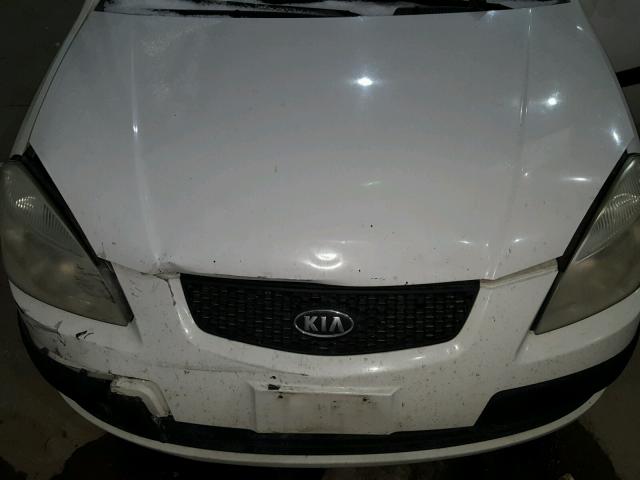 KNADE123266103455 - 2006 KIA RIO WHITE photo 7