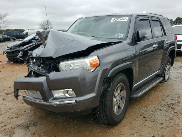 JTEZU5JR5D5062892 - 2013 TOYOTA 4RUNNER SR GRAY photo 2