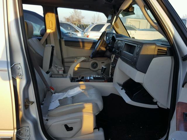 1J8HG58246C275873 - 2006 JEEP COMMANDER SILVER photo 5