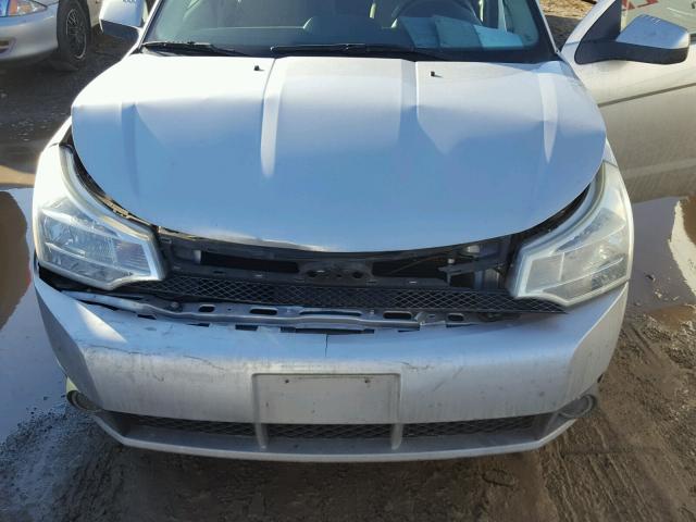 1FAHP36N89W122320 - 2009 FORD FOCUS SES SILVER photo 7