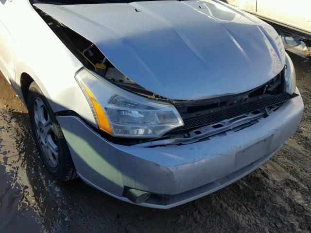 1FAHP36N89W122320 - 2009 FORD FOCUS SES SILVER photo 9