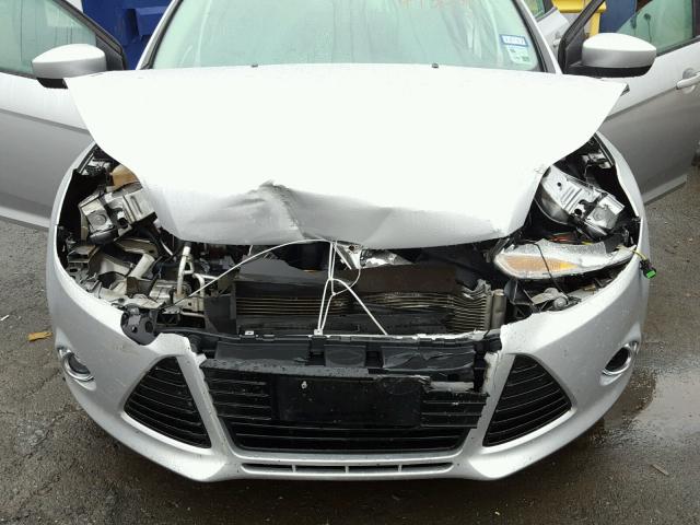 1FAHP3F27CL473024 - 2012 FORD FOCUS SE SILVER photo 7