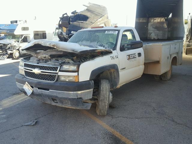 1GBJC34U05E285338 - 2005 CHEVROLET SILVERADO WHITE photo 2