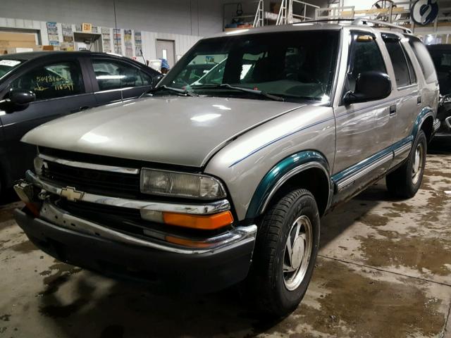 1GNDT13W3W2211874 - 1998 CHEVROLET BLAZER TWO TONE photo 2