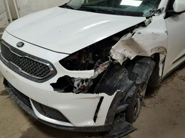 KNDCB3LC2H5060553 - 2017 KIA NIRO FE WHITE photo 9