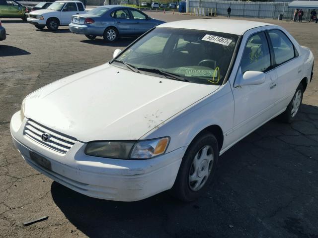 JT2BF22K1W0121574 - 1998 TOYOTA CAMRY CE WHITE photo 2