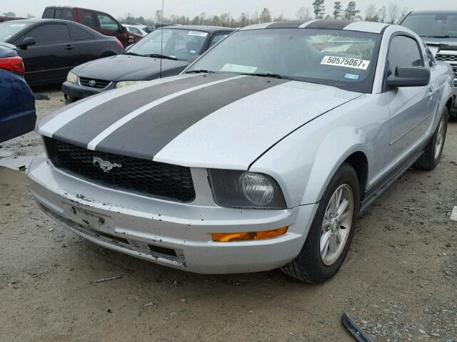 1ZVHT80N185169492 - 2008 FORD MUSTANG SILVER photo 2