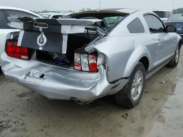 1ZVHT80N185169492 - 2008 FORD MUSTANG SILVER photo 4