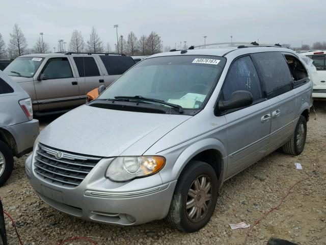 2C8GP64LX5R501698 - 2005 CHRYSLER TOWN & COU SILVER photo 2