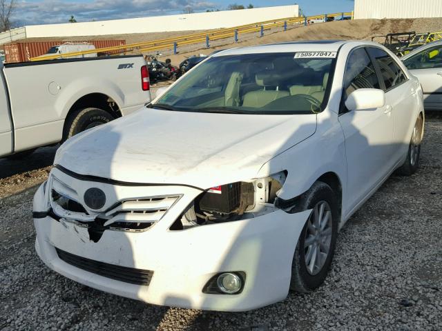 4T1BF3EK2BU588283 - 2011 TOYOTA CAMRY BASE WHITE photo 2