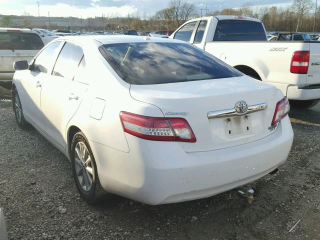 4T1BF3EK2BU588283 - 2011 TOYOTA CAMRY BASE WHITE photo 3