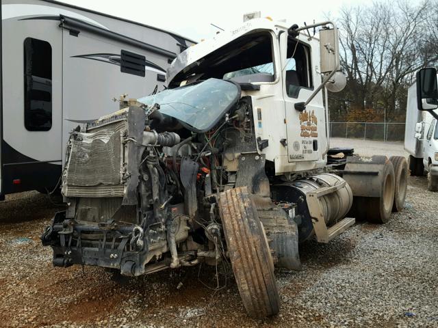 1M1AN09Y1DM014180 - 2013 MACK 600 CHU600 WHITE photo 2