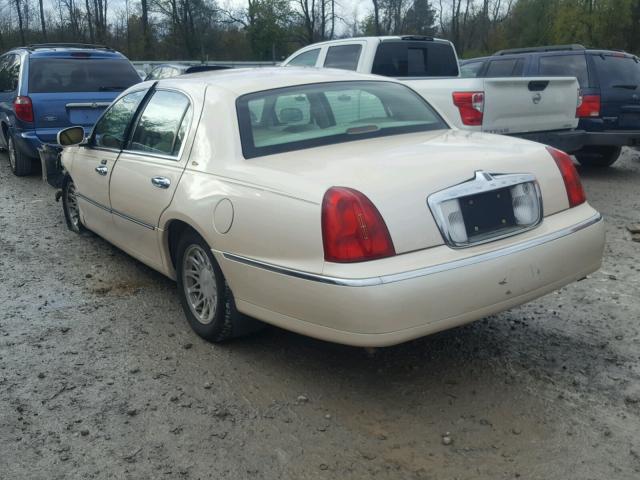 1LNFM83W8WY732136 - 1998 LINCOLN TOWN CAR C WHITE photo 3