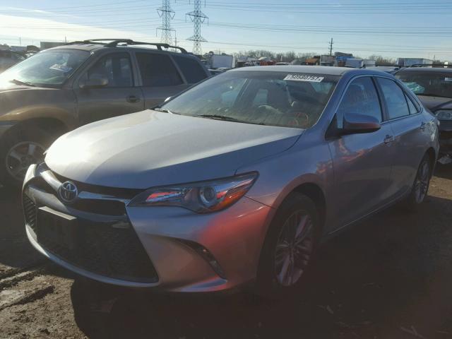 4T1BF1FK2GU181025 - 2016 TOYOTA CAMRY LE 银色 照片 2