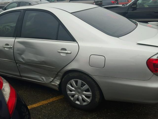 4T1BE32K65U640655 - 2005 TOYOTA CAMRY LE ვერცხლისფერი ფოტო 9