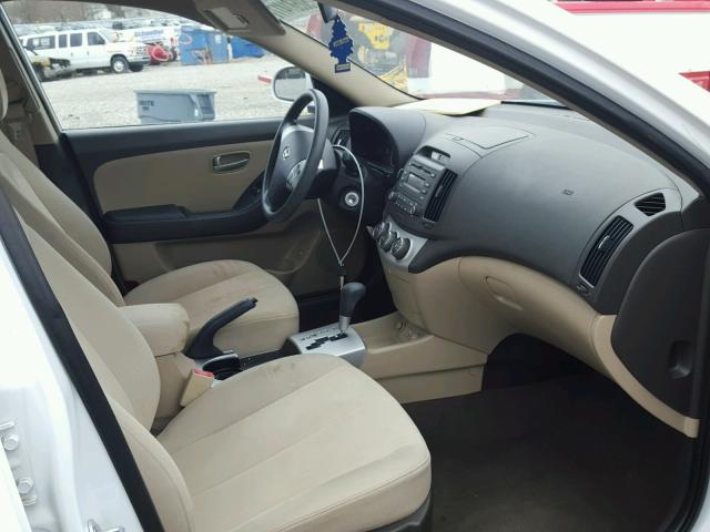 KMHDU46D29U589593 - 2009 HYUNDAI ELANTRA GL WHITE photo 5