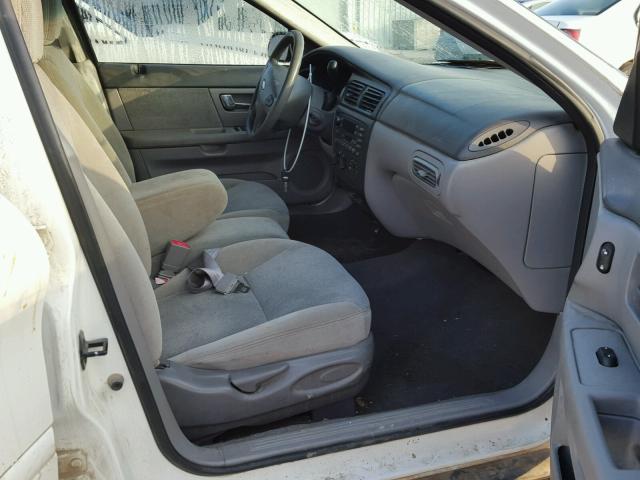 1FAFP58U0YA248092 - 2000 FORD TAURUS SE WHITE photo 5