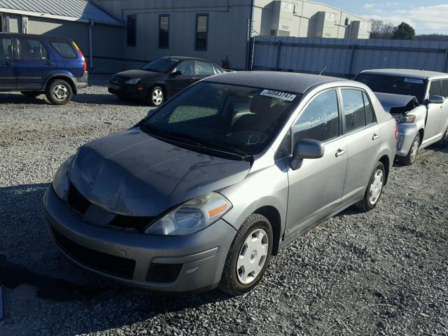 3N1BC11E39L373911 - 2009 NISSAN VERSA S GRAY photo 2