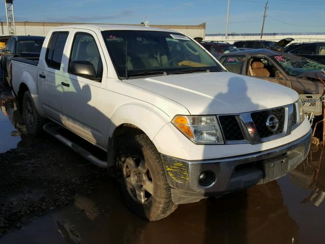 1N6AD07W55C413747 - 2005 NISSAN FRONTIER C WHITE photo 1