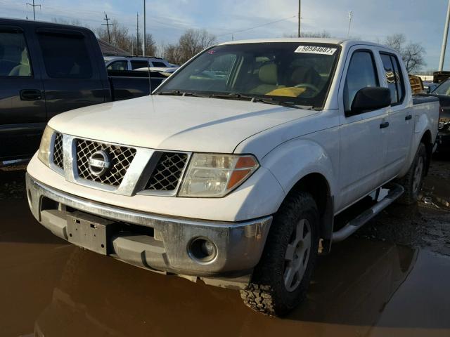 1N6AD07W55C413747 - 2005 NISSAN FRONTIER C WHITE photo 2