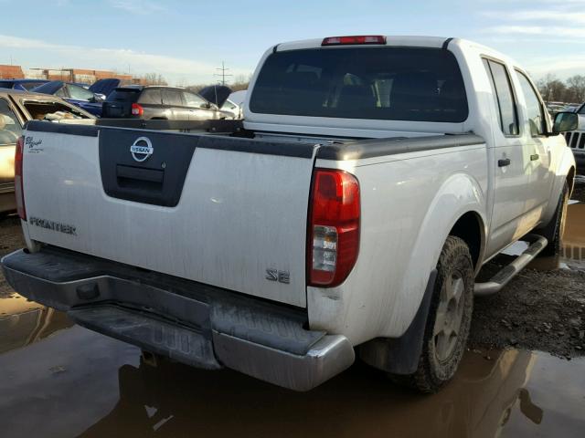 1N6AD07W55C413747 - 2005 NISSAN FRONTIER C WHITE photo 4