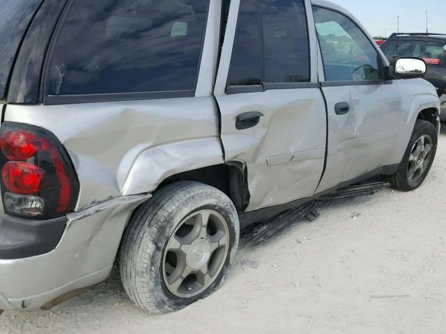 1GNDS13S562321986 - 2006 CHEVROLET TRAILBLAZE SILVER photo 9