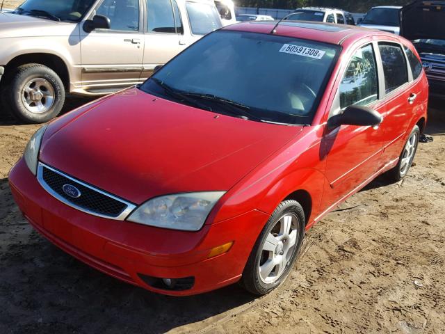 3FAFP37N45R114220 - 2005 FORD FOCUS ZX5 RED photo 2