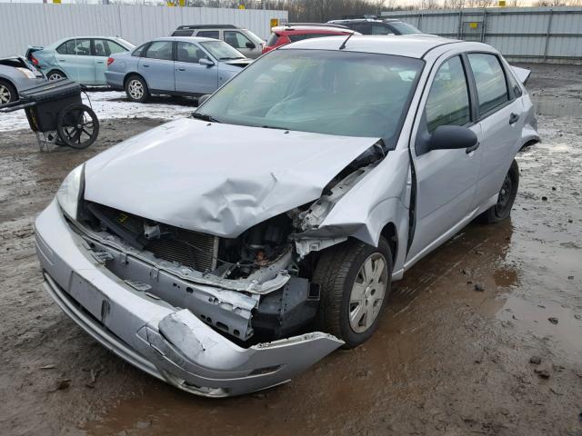 1FAFP34N47W270052 - 2007 FORD FOCUS ZX4 SILVER photo 2