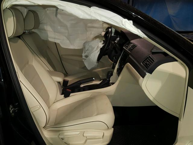 1VWDT7A30HC044128 - 2017 VOLKSWAGEN PASSAT R-L BLACK photo 5