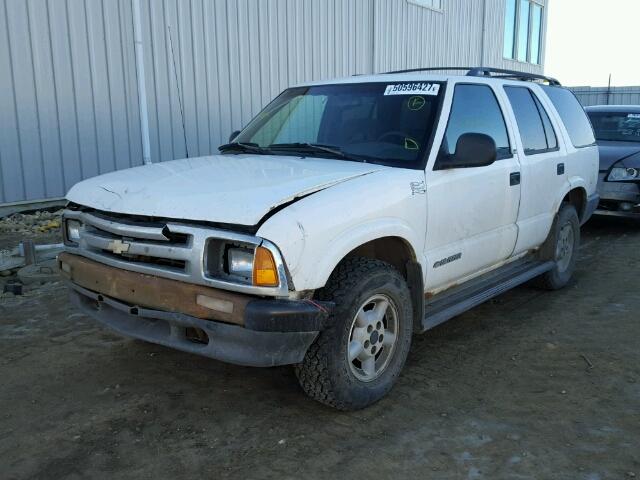 1GNDT13W1T2186372 - 1996 CHEVROLET BLAZER WHITE photo 2