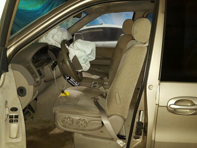 KNDUP131156667686 - 2005 KIA SEDONA EX GOLD photo 5