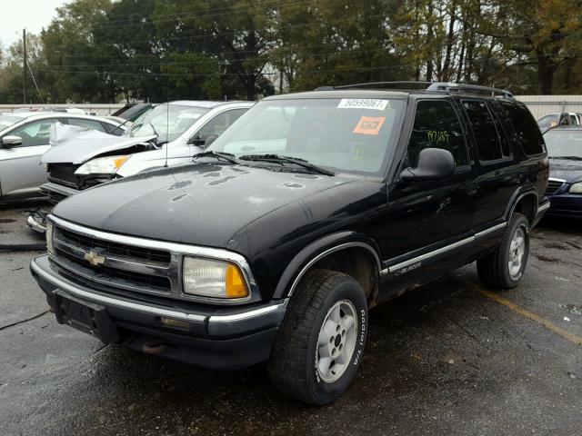 1GNDT13W1T2121778 - 1996 CHEVROLET BLAZER BLACK photo 2