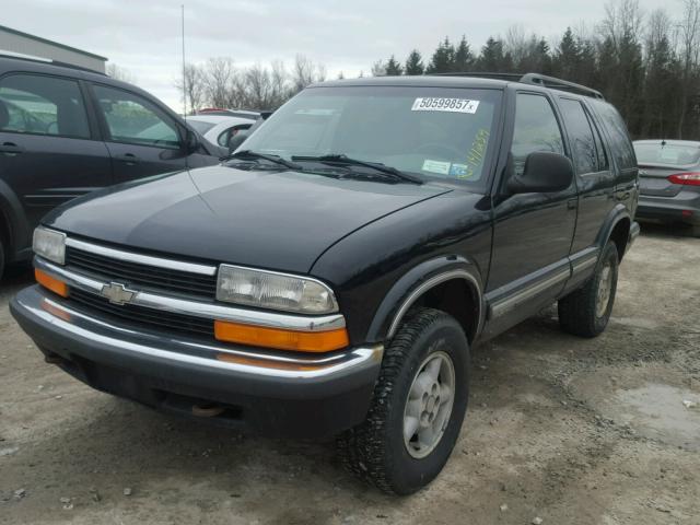 1GNDT13W2W2152218 - 1998 CHEVROLET BLAZER BLACK photo 2