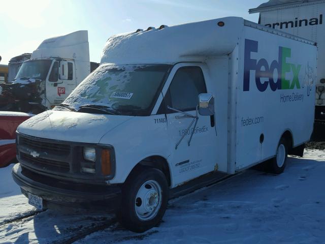 1GBJG31R621238886 - 2002 CHEVROLET EXPRESS G3 WHITE photo 2