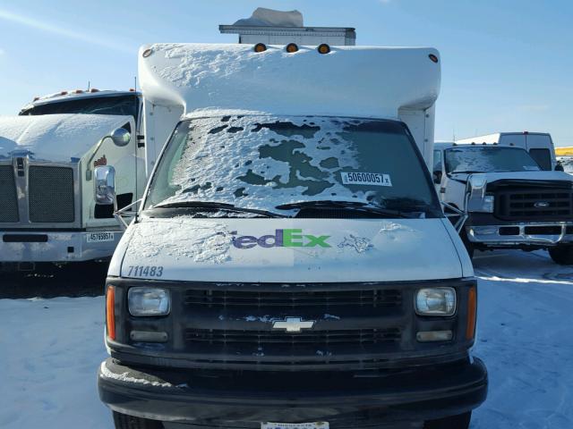 1GBJG31R621238886 - 2002 CHEVROLET EXPRESS G3 WHITE photo 9