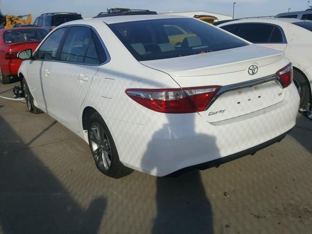 4T1BF1FK5HU451396 - 2017 TOYOTA CAMRY LE Weiß Foto 3