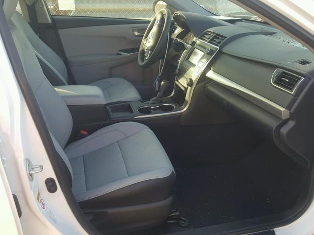 4T1BF1FK5HU451396 - 2017 TOYOTA CAMRY LE Weiß Foto 5