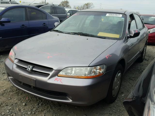 1HGCG1642YA093359 - 2000 HONDA ACCORD LX SILVER photo 2