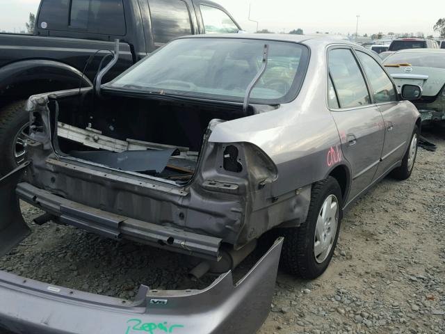 1HGCG1642YA093359 - 2000 HONDA ACCORD LX SILVER photo 4