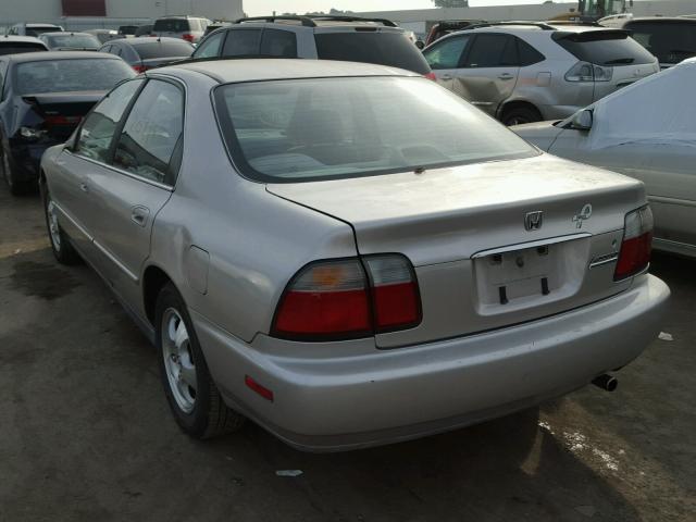 1HGCD560XVA266117 - 1997 HONDA ACCORD SE SILVER photo 3