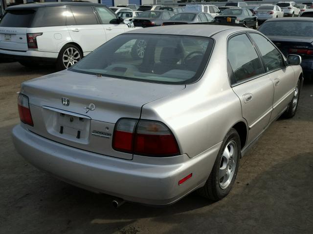 1HGCD560XVA266117 - 1997 HONDA ACCORD SE SILVER photo 4