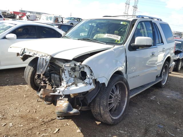 5LMFU27586LJ01010 - 2006 LINCOLN NAVIGATOR Biały zdjęcie 2