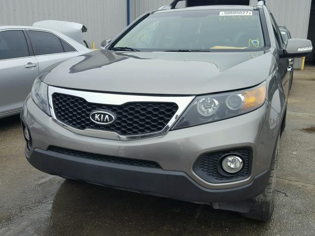 5XYKU4A25DG410622 - 2013 KIA SORENTO EX SILVER photo 9