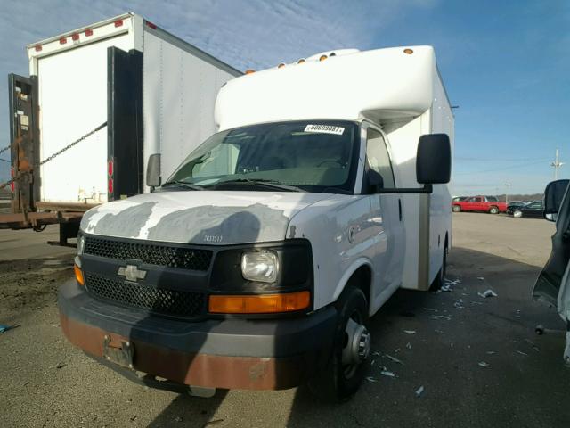 1GBJG31U761232962 - 2006 CHEVROLET EXPRESS G3 WHITE photo 2