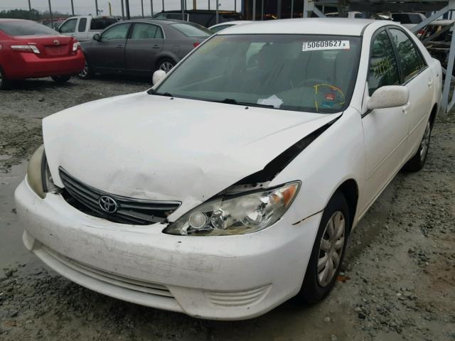 4T1BE32K55U594820 - 2005 TOYOTA CAMRY LE WHITE photo 2