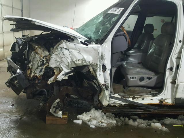 5LMPU28A4XLJ29212 - 1999 LINCOLN NAVIGATOR თეთრი ფოტო 10