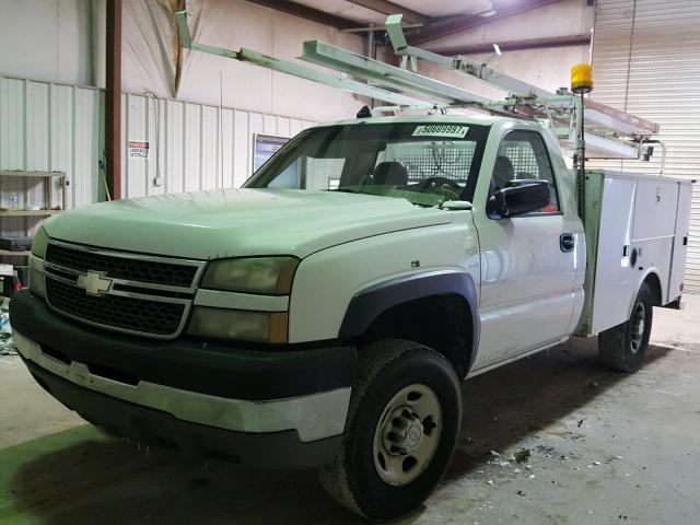 1GBHC24U85E293308 - 2005 CHEVROLET SILVERADO WHITE photo 2