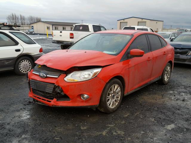 1FAHP3F21CL394996 - 2012 FORD FOCUS SE RED photo 2