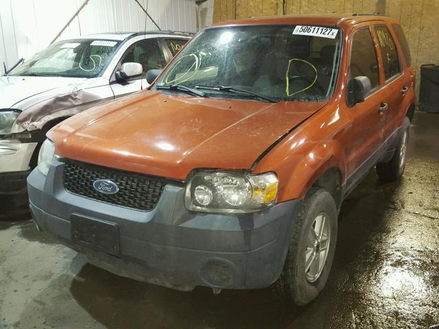 1FMYU92Z47KB37895 - 2007 FORD ESCAPE XLS ORANGE photo 2